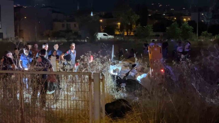 Direksiyon hakimiyetini kaybeden otomobil tarlaya uçtu: 5 yaralı