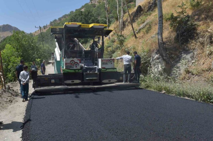 Şemdinli ve Derecik’te asfalt çalışmaları sürüyor