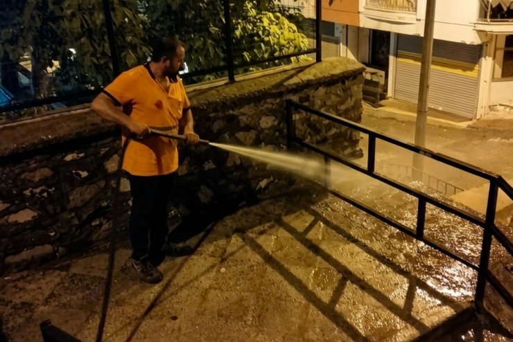 Efeler’de temizlik çalışmaları aralıksız sürüyor