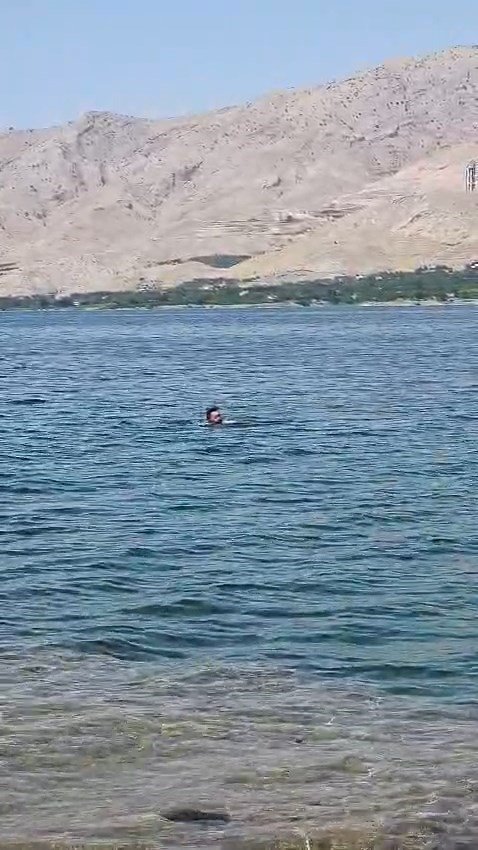 Elazığ’dan Malatya’ya yüzerek geçti