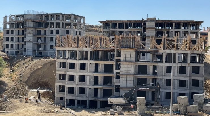 Yüksekova’da vatandaşlar için devlet 48 konutluk binalar yapımına devam ediyor