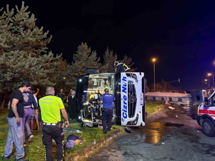 Kayseri’de yolcu otobüsü yakıt tankeri ile çarpıştı, yaralılar var.