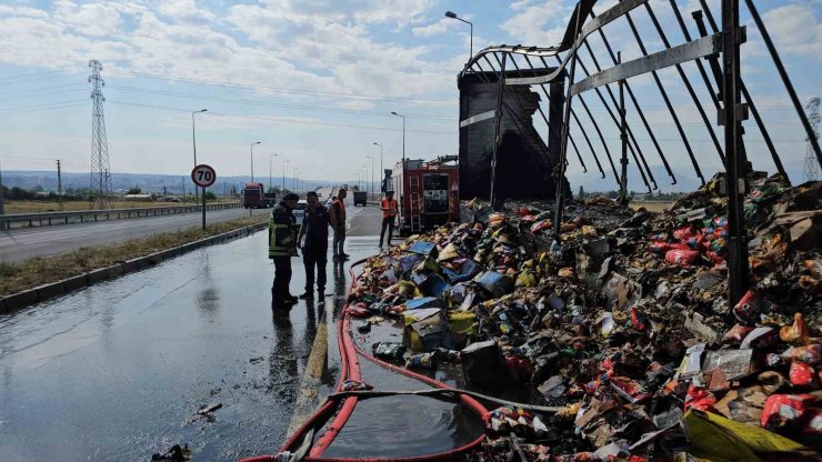 Tırın dorsesinde çıkan yangını itfaiye söndürdü