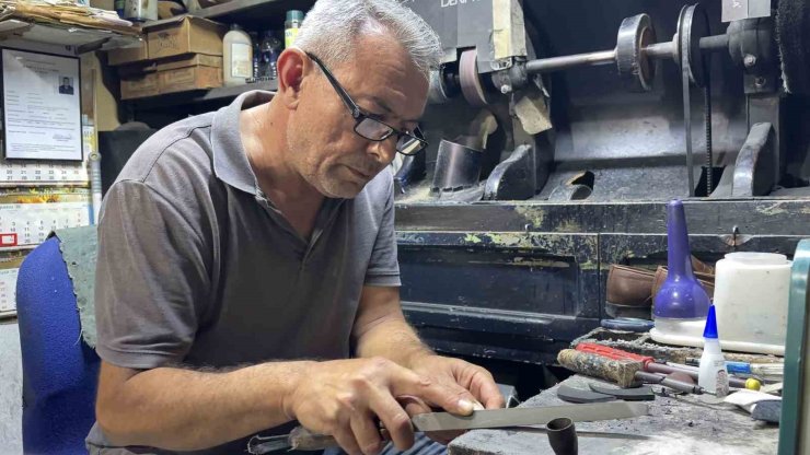 Babasından miras kalan ayakkabı tamirciliğini 43 yıldır yaşatıyor
