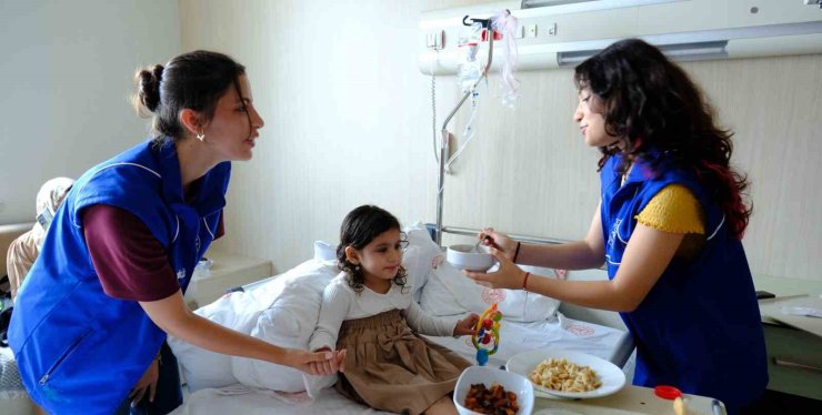 Gönüllü gençler, hastaların gönüllerine dokundu