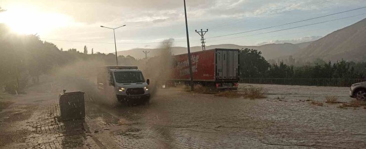 Sivas’ta sağanak yolları göle çevirdi, sürücüler zor anlar yaşadı