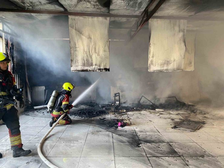 Balıkesir’de balkonda çıkan yangın tüm binayı yakıyordu