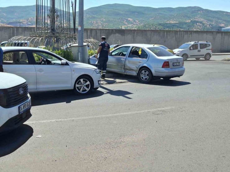 Bingöl’de iki otomobil çarpıştı: 1 yaralı
