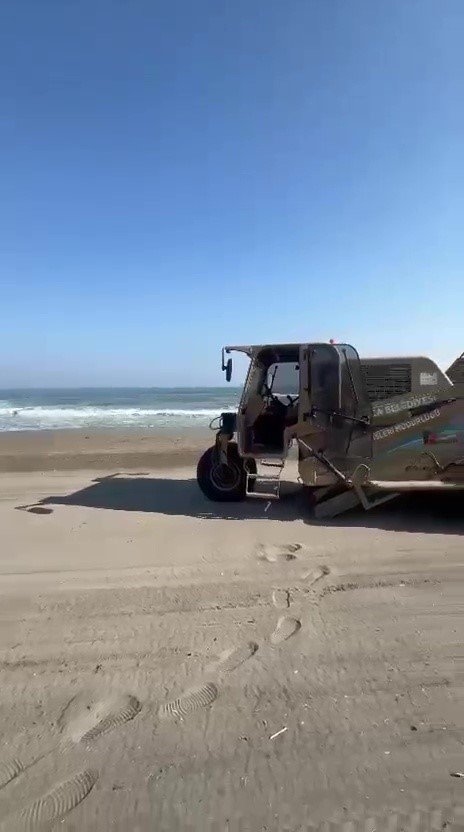 Akçakoca’da plajlarda temizlik ve kum tesviyesi çalışması