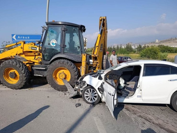 Arsuz’da kepçeyle çarpışan otomobil hurdaya döndü: 2 yaralı