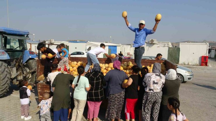 Kavunun tanesini tüccara 5 TL’ye satmak yerine 50 ton kavunu depremzedelere bedava dağıtıyor