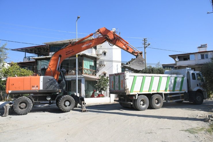 Kuşadası’nda 12 bin metrekarelik yeni yol çalışması başladı