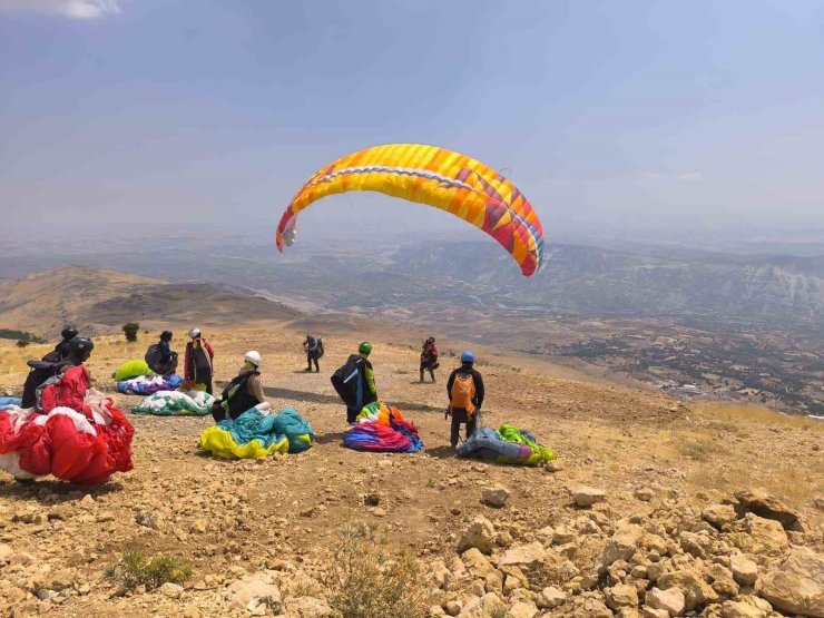 Tut’un termalleri paraşütçüleri gökyüzünde tuttu