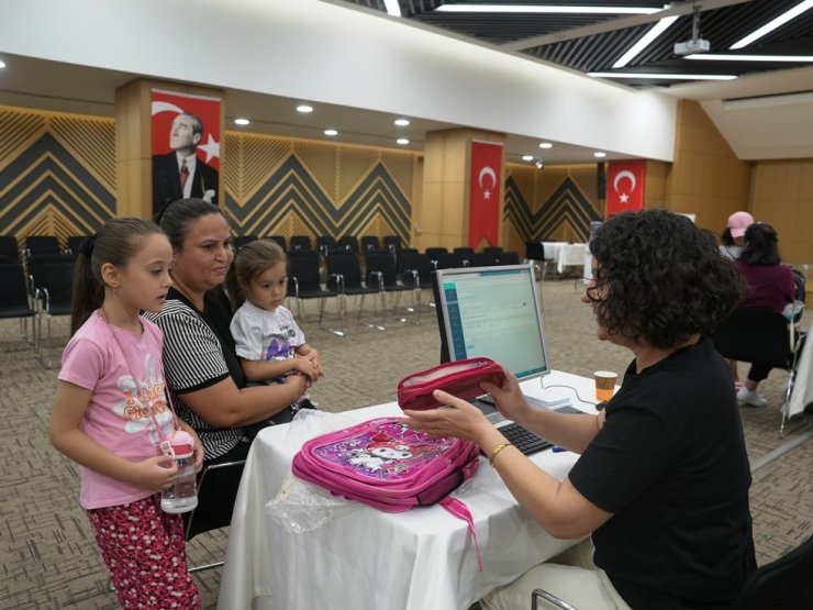 Denizli Büyükşehir miniklerin okul heyecanına ortak oluyor