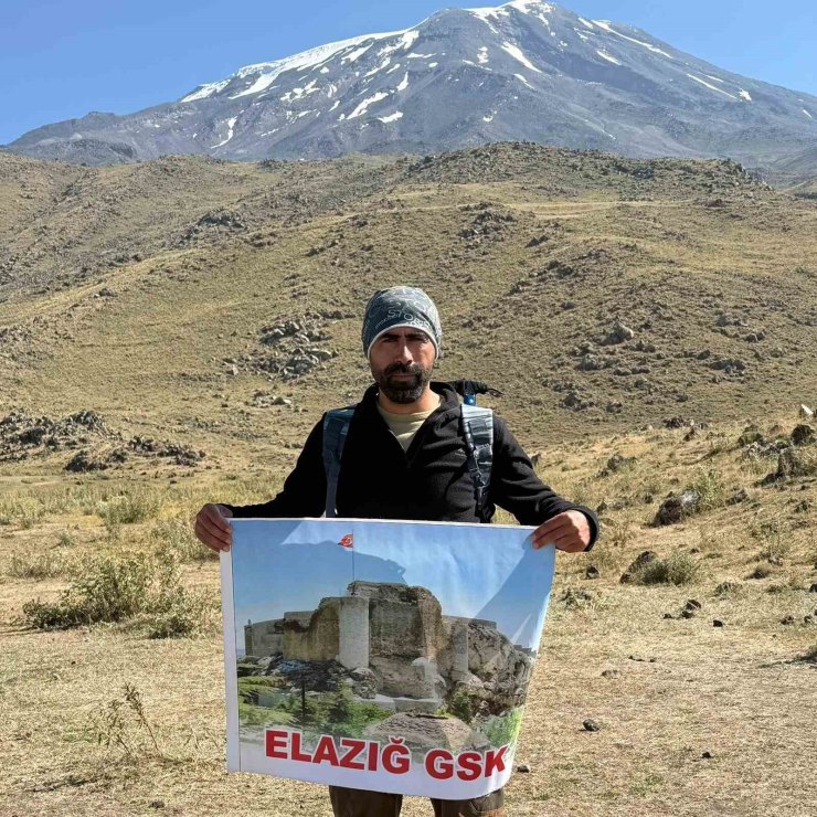 Elazığlı sporcudan Ağrı Dağı’nda 30 Ağustos Zafer Bayramı tırmanışı