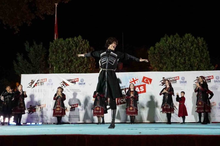Gölcük’te folklor rüzgarı