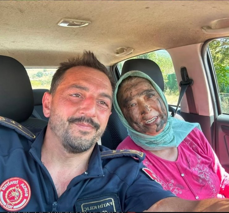 Hastalığını unuttu, alevlere koştu...65 yaşındaki Hanife Teyze alevlerin önüne geçti