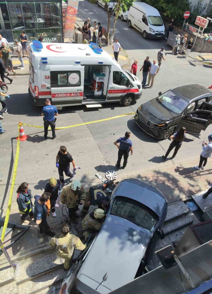 Ümraniye’de cip ile otomobil çarpıştı: 2’si çocuk 4 yaralı