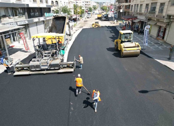 Adnan Menderes Caddesi sıcak asfaltla yenileniyor