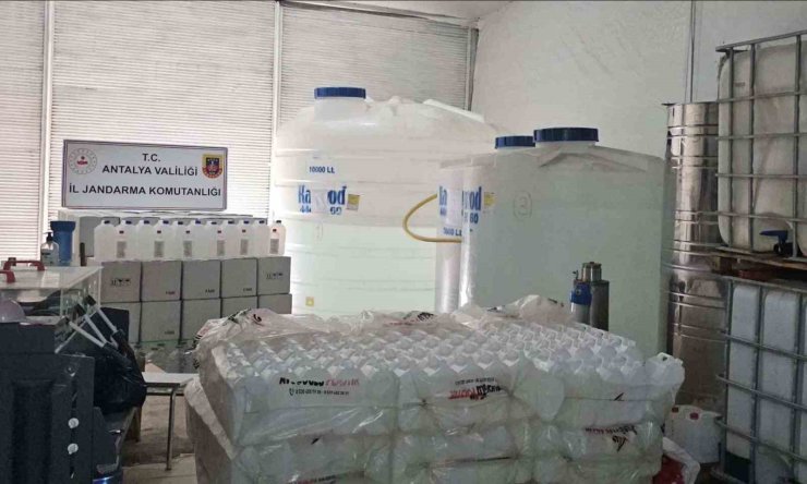 Kolonya imalatı adı altında sahte içki üretilen iş yerine operasyon
