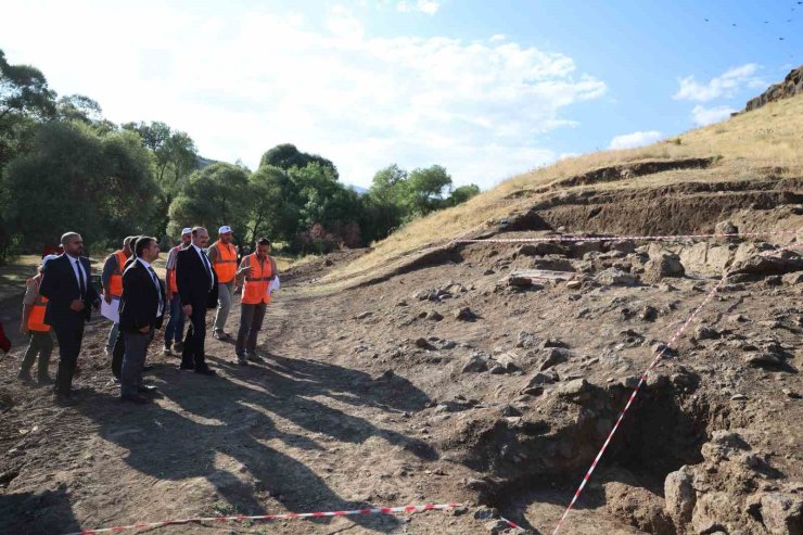Rektör Hacımüftüoğlu, Parmaksız Kale höyük kazı alanında incelemelerde bulundu