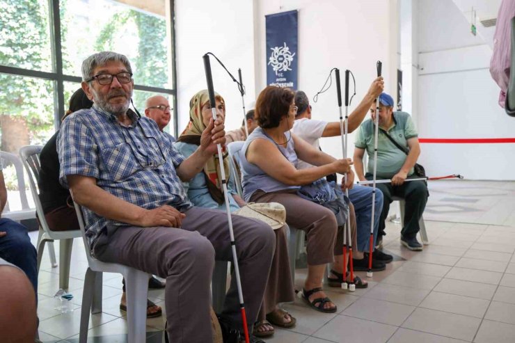 Başkan Çerçioğlu’ndan görme engelli vatandaşlara beyaz baston desteği