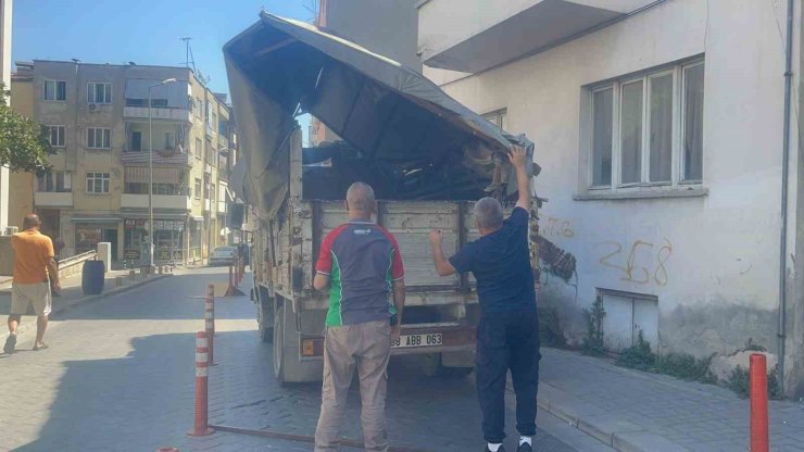 Kamyonetin kasası binanın balkonuna çarptı