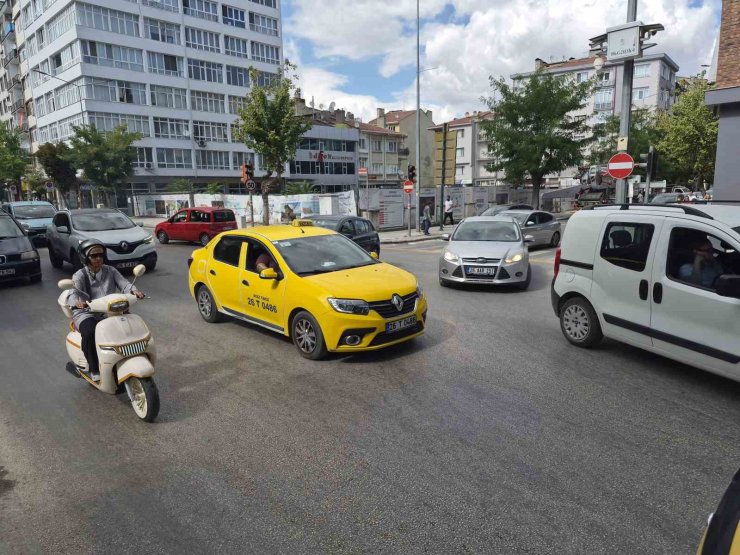 Elektrik kesintisi sebebiyle trafik ışıkları yanmayınca karışıklık meydana geldi