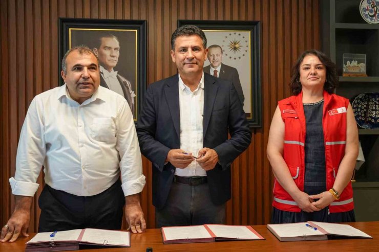 Kozan’da 500 öğrenciye kırtasiye ve okul kıyafeti desteği