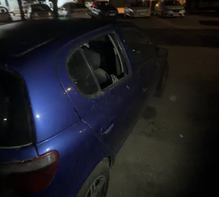 Lüleburgaz’da gece yarısı araçların camları kaldırım taşıyla kırıldı
