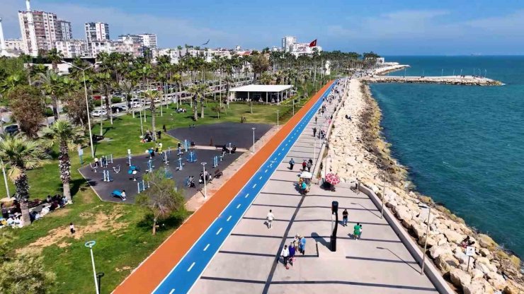 Mersin’in 560 bin metrekarelik Kültür Parkında bakım çalışmaları sürüyor