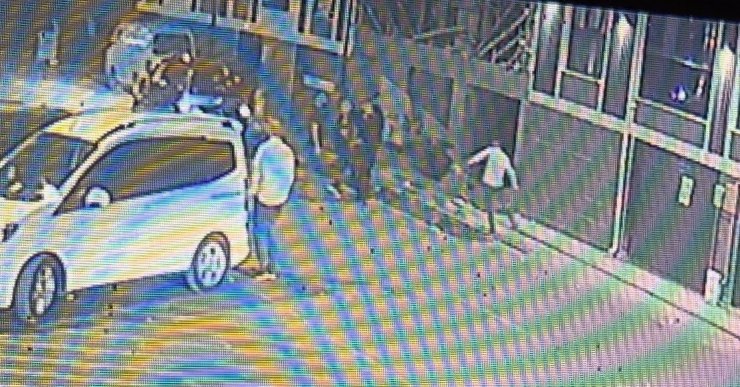 Araç ticareti silahlı kavgaya döndü... O anlar kamerada