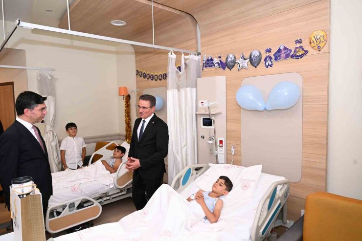 Erzurum Valisi Baruş, Şehir Hastanesi’nde sünnet olan çocukları ziyaret etti