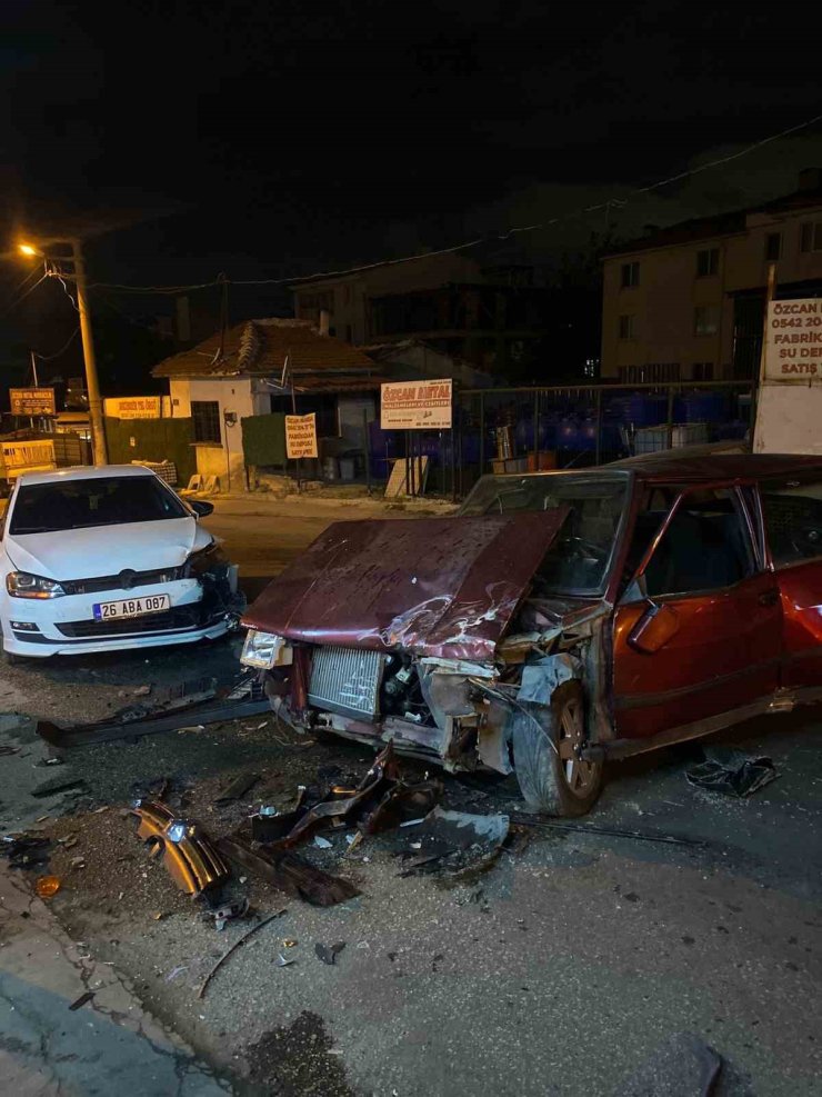 Eskişehir’de 2 otomobil kafa kafaya çarpıştı