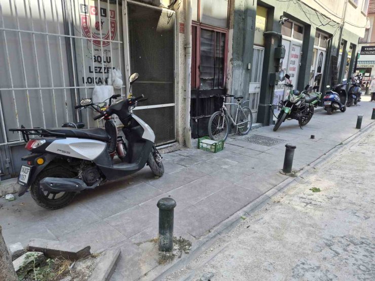 Kaldırımlar otoparka döndü