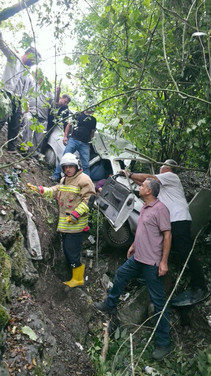 Yayla yolunda uçurumdan uçan otomobil hurdaya döndü: 2 yaralı
