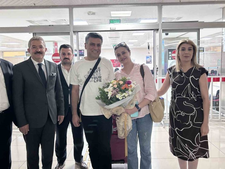 Tahran’dan Van’a direkt uçuşlar başladı: İlk turist kafilesi çiçeklerle karşılandı