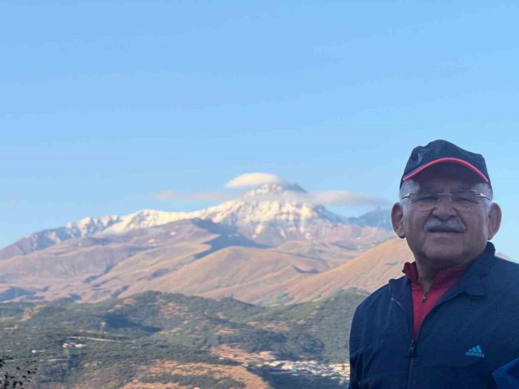Başkan Büyükkılıç, Erciyes’e kar yağdığını duyurdu