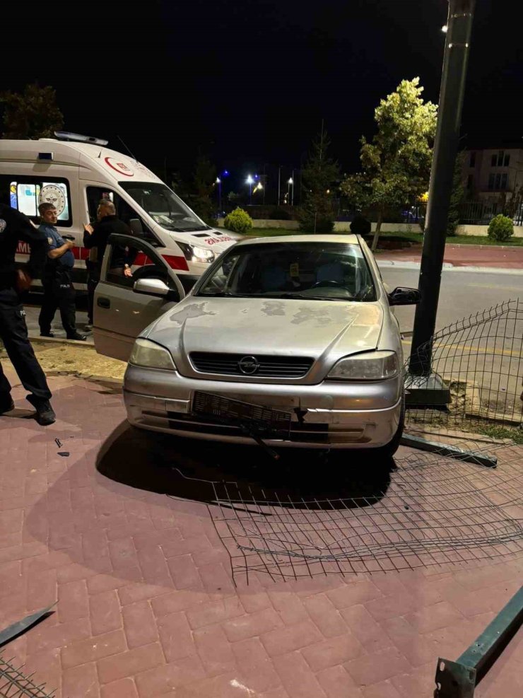 Niğde’de otomobil refüje çıktı: 1 yaralı