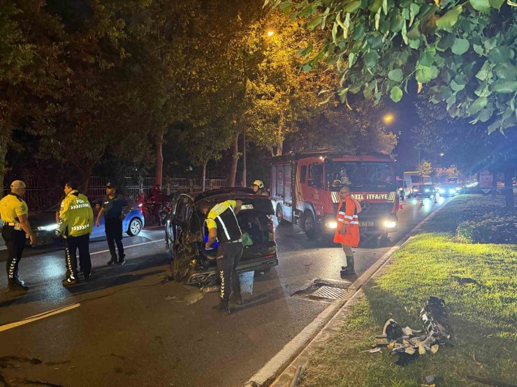Refüjü aşan otomobil karşı şeritte iki araca çarptı: 3 yaralı