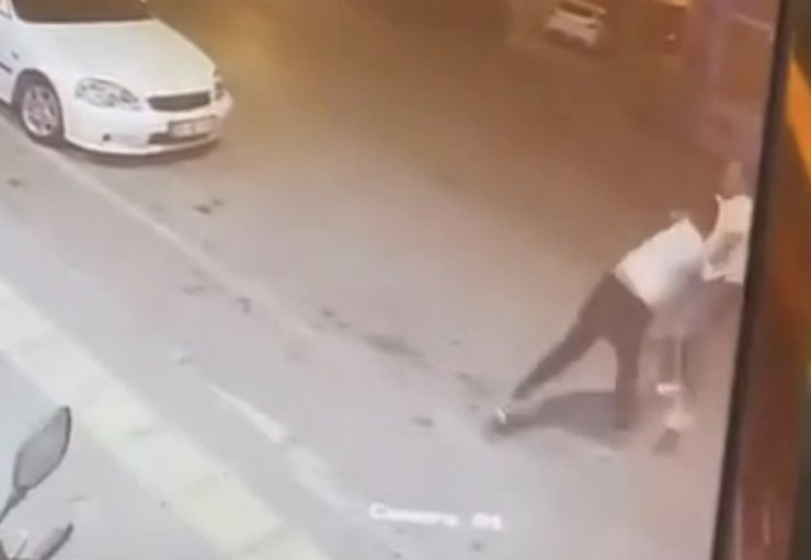 Sözlü tartışma büyüdü, yumruklar havada uçuştu