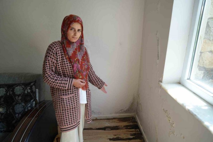 Bayburt’ta bir yıldır evlerden su çıkıyor: Duvarlar çatladı, aileler tedirgin