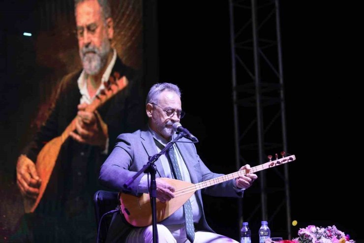 Yunusemre’de 30 Ağustos coşkusu Tolga Çandar’ın türküleriyle taçlandı