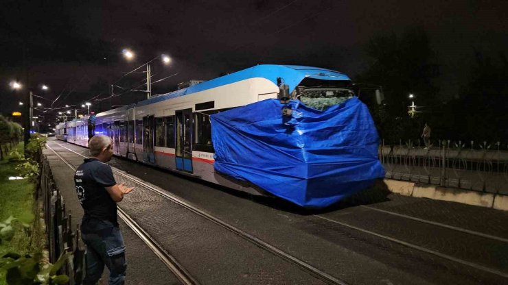 Zeytinburnu’nda kafa kafaya çarpışan tramvaylar kaza alanından kaldırıldı