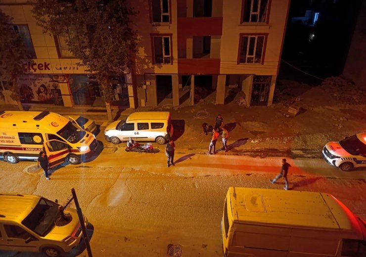 Cadde ortasında saldırıya uğrayan genç yaralandı