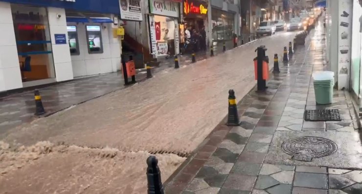 Artvin’de sağanak heyelan ve sele neden oldu
