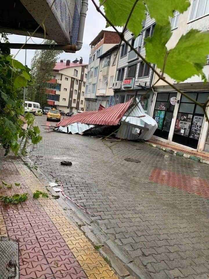 Şavşat’ta fırtınada uçan çatı aracın üzerine düştü