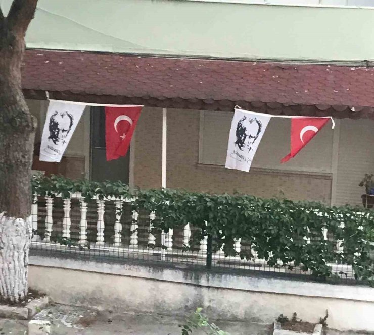 Ayvalık-Sarımsaklı’da Atatürk ve Cumhuriyet sevgisi sokağa taşıyor