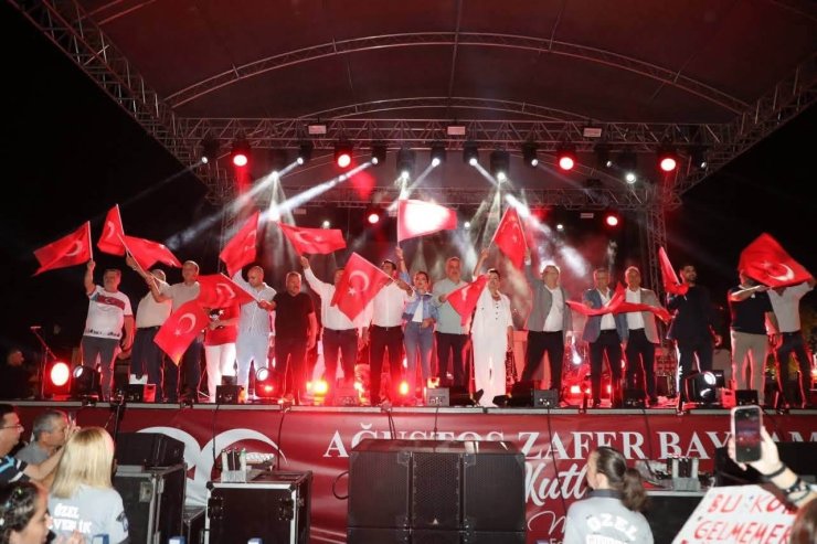 30 Ağustos Zafer Bayramı Edremit’te fener alayı ve Fatma Turgut Konseri ile kutlandı