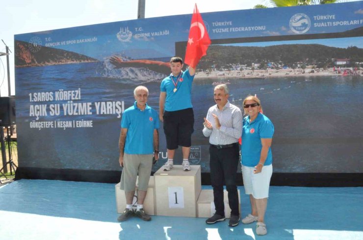 Saros Körfezi’nde Zafer Bayramı’na özel yüzme yarışmasında 200’ü aşkın sporcu kulaç attı